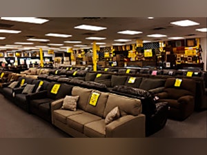 Οι απούλητοι καναπέδες διανέμονται σχεδόν δωρεάν (Δείτε τις τιμές)