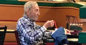 Anciano de 97 años siempre come en el mismo lugar hasta que los empleados ven que algo anda mal