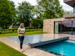 Hai una piscina?
